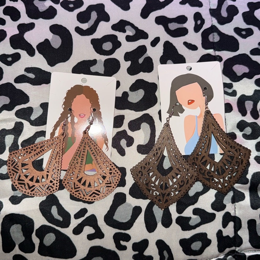 2x Lightweight teardrop shape laser cut earrings medium & dark wood